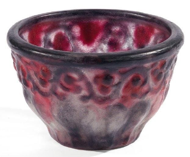 Gabriel ARGY-ROUSSEAU (1885-1953)
Coupe Frise en pâte de verre de couleur. Modèle créé en 1926. Hauteur: 10 cm. Accidents. Bibliographie: J. Bloch Dermant, catalogue raisonné, n°26.11, p. 209.