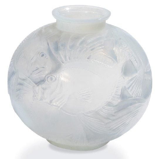 René LALIQUE (1860-1945)
Vase boule modèle poissons, en verre soufflé moulé patiné opalescent, modèle créé en 1924. Signé Lalique à la molette. F. Marcilhac, catalogue raisonné, n° 925 p 422.