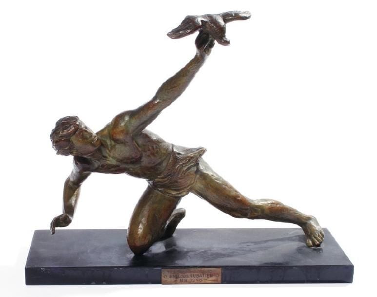 Alexandre KELETY (? - 1940)
Fauconnier Épreuve en bronze patiné sur socle en marbre noir. Signé sur le socle, marqué Etling Paris sur la tranche. Cartel sur la terrasse: La Société du Casino à Mr Louis Buratier - Mai 1946- Hauteur: 38 cm.