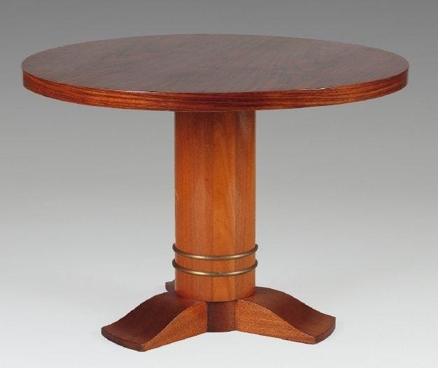 Dans le goût de la Maison LELEU. Guéridon en placage à fût centrale et pied tripode, plateau circulaire. Hauteur: 81 cm - Largeur: 50 cm Profondeur: 51 cm.