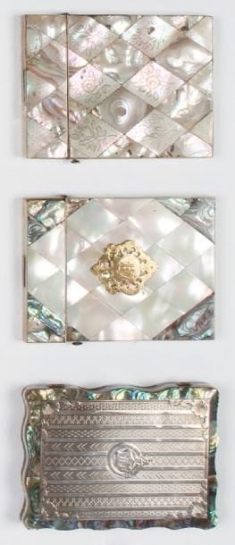 Deux étuis à cartes et une boîte renfermant un carnet en placage d'écaille et de nacre orné sur une face en argent d'un monogramme. Les deux autres gravés de fleurs. Seconde moitié du XIXe siècle.