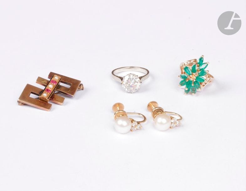 Lot de bijoux en or 14K (585) et 18K (750) : une bague sertie d'émeraudes synthétiques, une paire de boucles d'oreilles ornées de perles de culture ; une bague ornée d'une pâte de verre incolore et une broche formant un motif géométrique serti de rubis imitations et de demi-perles. Poids brut : 16,8 g