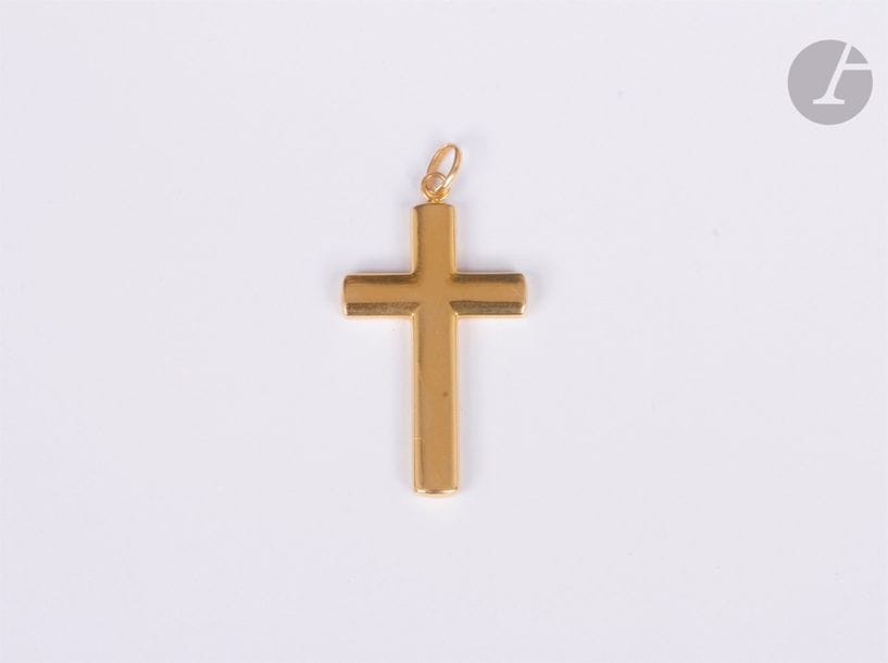 Pendentif croix en or 18K (750). Hauteur : 4,3 cm environ. Poids : 3,7 g