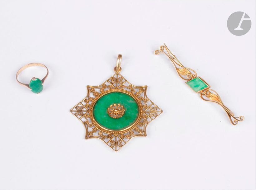 Lot de 3 bijoux en or 14K (585) et 18K (750) ornés de jade : un pendentif circulaire agrémenté de filigrane, une broche ciselée de feuilles et une bague. Poids brut : 14,6 g