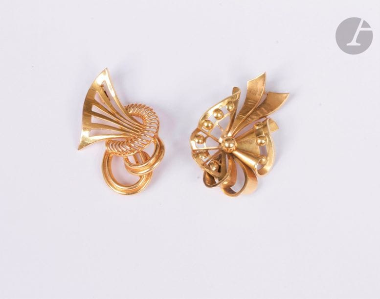 Lot de deux broches en or 18K (750). Travail français des années 1940. Hauteur : 4,5 cm environ. Poids : 14 g