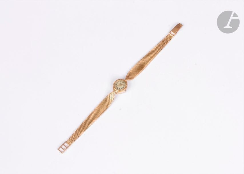 Montre de dame en or jaune 18K (750), bracelet ruban en or 18K tissé. Poids brut : 24 g (manque le remontoir, accident)