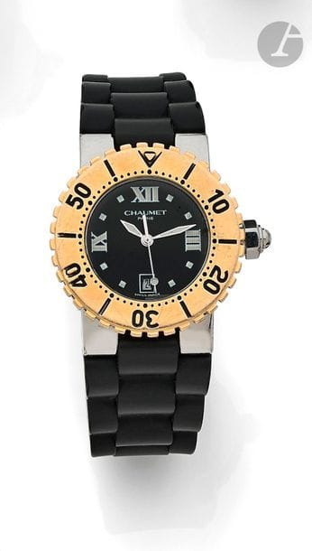 CHAUMET Class one N°622-4824
Montre bracelet pour femme en plaqué or et acier, cadran noir index chiffres romains formant les heures, date par guichet à 6h, mouvement à quartz (fonctionne), bracelet en caoutchouc intégré avec sa boucle déployante signée. 
Cadran, boîtier et mouvement signés.
La montre est accompagnée de son écrin.