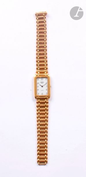 EMERICH MEERSON Vers 1990 
Montre bracelet pour femme en or jaune 18K (750), cadran blanc, index chiffres arabes formant les heures, mouvement à quartz, bracelet en or jaune 18K intégré.
Cadran, boîtier signés.
Diamètre : 22 mm x 33 mm - longueur : 20 mm
Poids brut : 65,3 g
