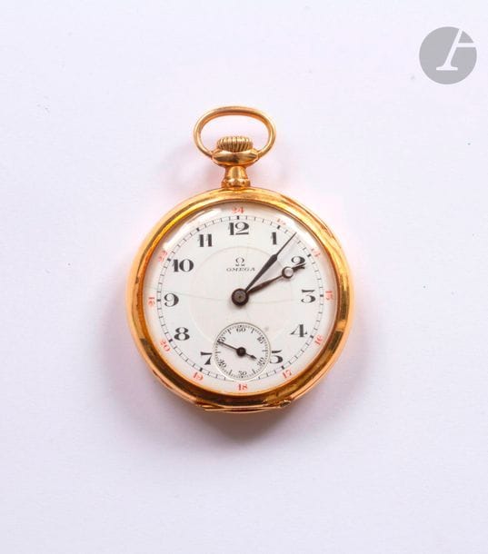 OMEGA. Vers 1900 N°5613137
Montre de poche en or 18K. Cadran émaillé blanc (accident), index chiffres arabes formant les heures. Trotteuse à 6H, mouvement à remontoir.
Diamètre : 39 mm
Poids brut : 44,5 g