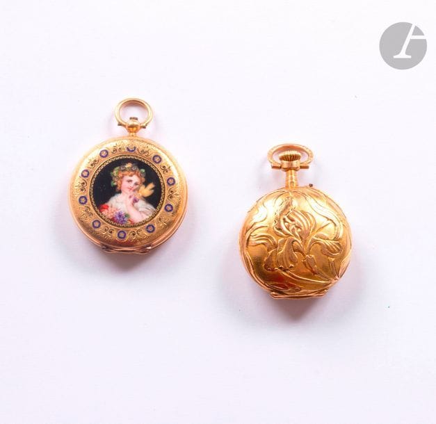 LECOULTRE Vers 1900, N° 2261
Montre de col en or jaune 18K (750), cadran émaillé blanc, index chiffres arabes formant les heures, mouvement à remontoir, boitier gravé à décor de fleurs.
On joint une montre de col en or 18K émaillée sans cadran, mouvement incomplet vendue en l'état.
Poids brut : 42,5 g