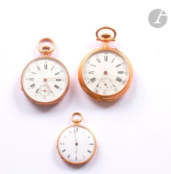 Lot de 3 montres de poche en or 18K (750). Cadrans émaillés blancs, chiffres romains formant les heures. 
Poids brut : 179,5 g
Accidents et manques