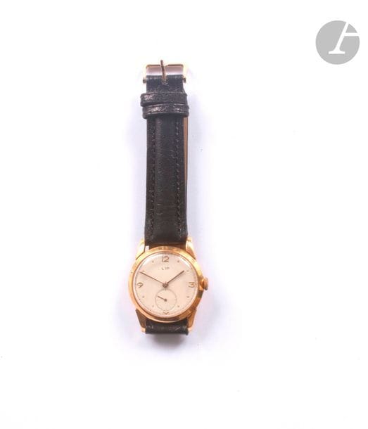 LIP Vers 1960
Montre bracelet pour homme en or jaune 18K (750), cadran blanc, index chiffres arabes formant les heures, trotteuse à 6H, mouvement à remontage mécanique, bracelet cuir.
Cadran, mouvement signés.
Diamètre : 32 mm 
Poids brut : 36 g