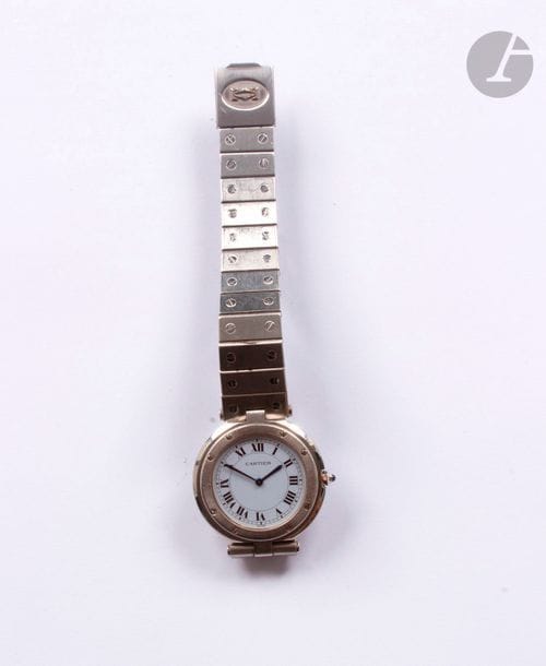 CARTIER Santos vers 1987 N°8192509917
Montre bracelet pour homme en acier de forme ronde, cadran blanc index chiffres romains formant les heures, mouvement à quartz, bracelet en acier avec sa boucle déployante signée.
Cadran, boîtier et mouvement signés.
Ne fonctionne pas.
