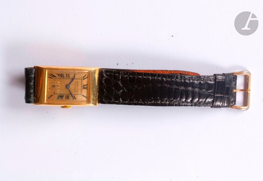 ZENITH. Vers 1940 N°371552. 
Montre bracelet d'homme en or 18K (750). Cadran doré, index chiffres romains formant les heures. Trotteuse à 6H, mouvement à remontage mécanique. Bracelet en cuir.
Poids brut : 29,9 g