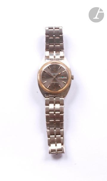 OMEGA Constellation. Vers 1980.
Montre bracelet pour homme en acier. Lunette dorée, cadran gris, inex bâtons appliqués formant les heures, dae et jour par guichet à 3H. Mouvement mécanique à remontage automatique. Bracelet en acier avec sa boucle déployante signée.
Cadra, boîtier, mouvement signés
Diamètre : 35 mm