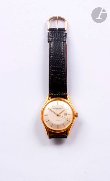 IWC. 
Montre bracelet d'homme en métal doré. Cadran blanc, index doré formant les heures, date à 3H par guichet. Mouvement à remontage automatique. Bracelet cuir.
