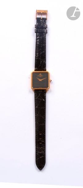 BEAUME & MERCIER. 
Montre bracelet d'homme en or 18K (750) de forme carrée. Cadran noir, mouvement à remontage mécanique, bracelet cuir. Boucle en métal doré signée.
Poids brut : 31,7 g