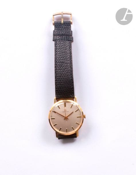CERTINA. 
Montre bracelet d'homme en or 18K (750). Cadran blanc, index dorés. Mouvement à remontage mécanique. Bracelet cuir.
Poids brut : 34,6 g