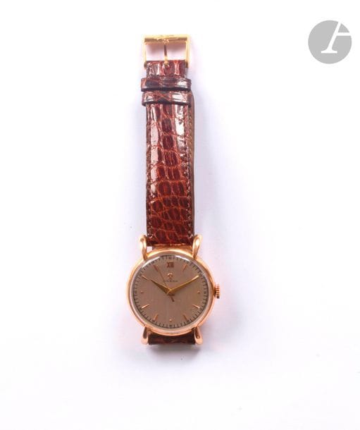 OMEGA. Montre bracelet d'homme en or rose 18K (750). Cadran blanc, index dorés. Mouvement à remontage mécanique. Bracelet cuir.
Poids brut : 41,7 g
