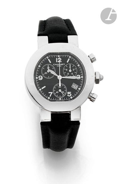 CHAUMET Style de Chaumet
N°322-3086
Montre bracelet en acier de type chronographe, cadran noir index chiffres arabes formant les heures, compteurs totalisateur 30 minutes et 12 heures date à 6H, mouvement à quartz (fonctionne), bracelet cuir avec sa boucle ardillon en acier signée.
Cadran, boîtier et mouvement signés.
La montre est accompagnée de son écrin.