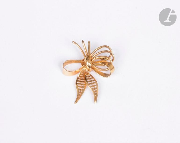 Broche nouée en or jaune 18K (750). Travail français des années 1950. Hauteur : 5 cm environ. Poids : 6,3 g