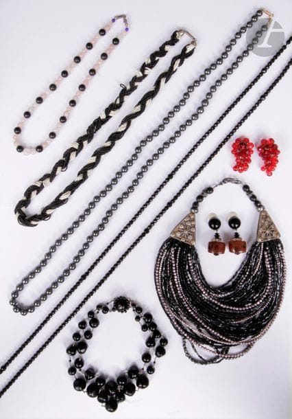 Lot de bijoux fantaisie comprenant : une bague (signée Lalique), 11 colliers dont un en quartz rose et onyx, un autre en hématite ; un bracelet breloque ; un bracelet trois anneaux ; trois paires de clips d’oreilles.