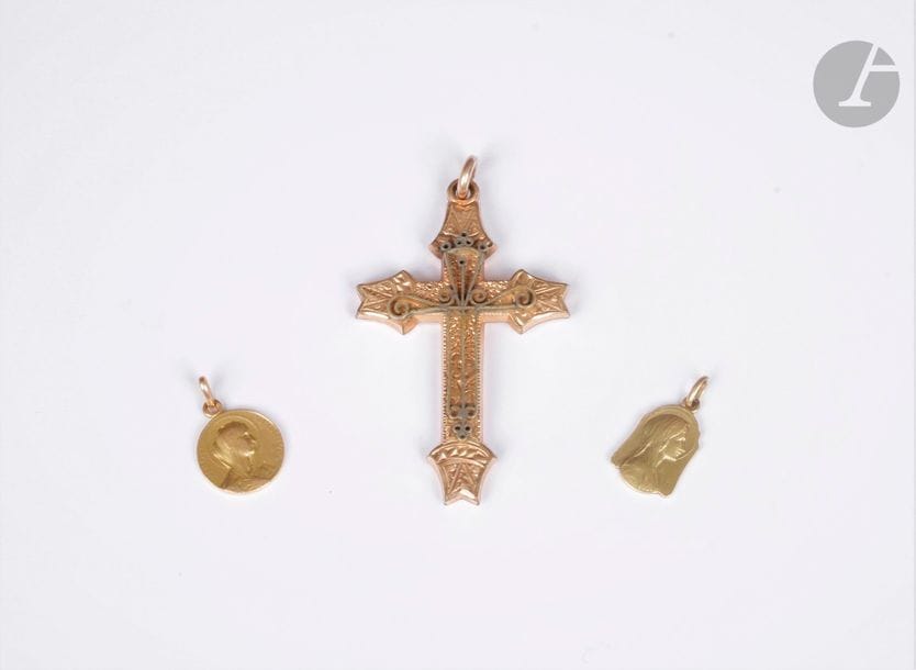 Suite de deux médailles mariales en or 18K (750). Poids : 7,3 g (on joint une croix-pendentif en métal)