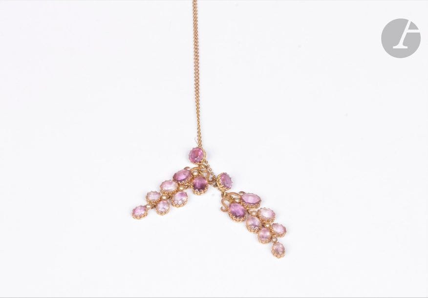 Lot de 3 bijoux en or jaune 18K (750) : une paire de pendants sertis d'améthystes ovales, agrémentés de demi-perles ; une chaînette. Travail français du XIXe siècle. Poids brut : 9,1 g
On joint un fragment de broche orné de grenats. Accidents