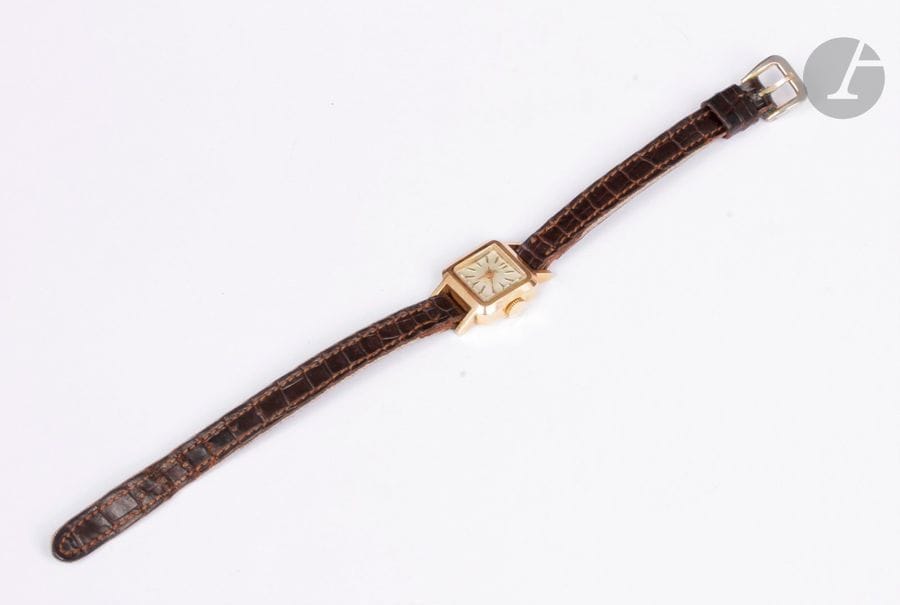 LIP. Montre de dame en or jaune 18K (750), cadran carré, bracelet cuir boucle métal, mouvement mécanique. Poids brut : 10,9 g (mouvement à réviser)