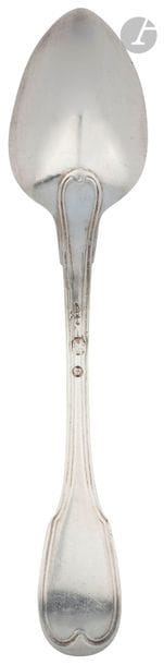 PARIS 1798 - 1809 et 1809 - 1818 
Suite de six petites cuillers modèle au filet. On y joint une cuiller à sucre en argent et son manche en bois tourné.
Orfèvre : pour les cuillers Paris 1798 - 1809 Jean-Louis Hardy, insculpe en 1805
Poids net : 160,2 g