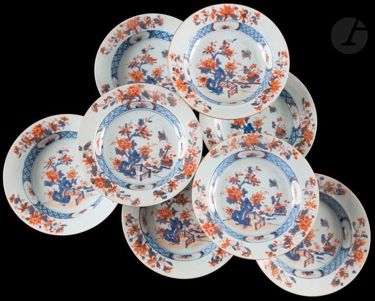 Chine
Suite de huit assiettes à potage en porcelaine à décor bleu, rouge et or dit Imari de rochers percés fleuris et canard sur terrasse. 
XVIIIe siècle, époque Qianlong (1736-1795). 
D : 23,5 cm