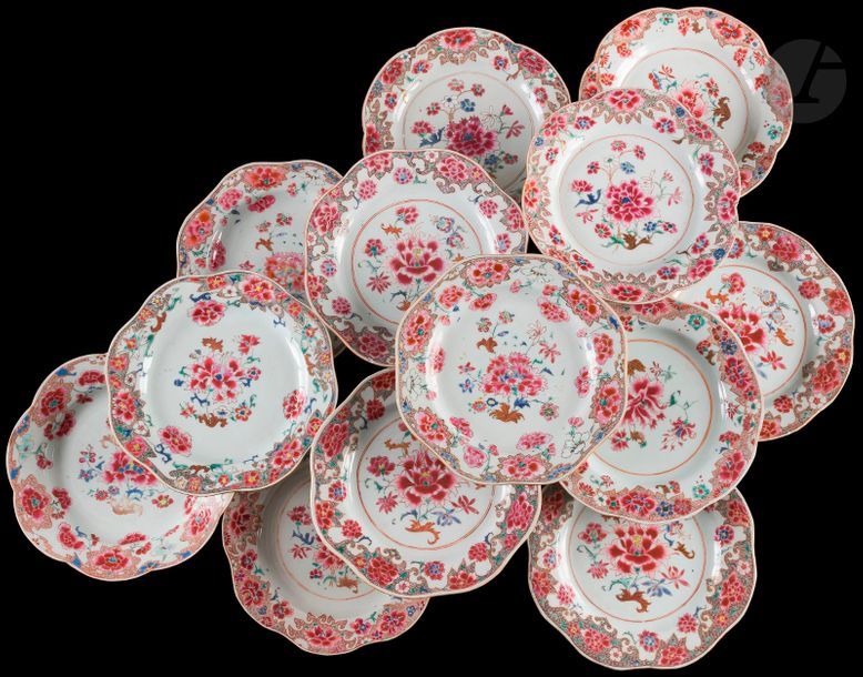 Chine
Quatorze assiettes à bord contourné en porcelaine à décor polychrome des émaux de la Famille rose de pivoines et galon à fond caillouté.
XVIIIe siècle, époque Qianlong (1736-1795). 
D : 23 cm
Léger choc à une assiette.