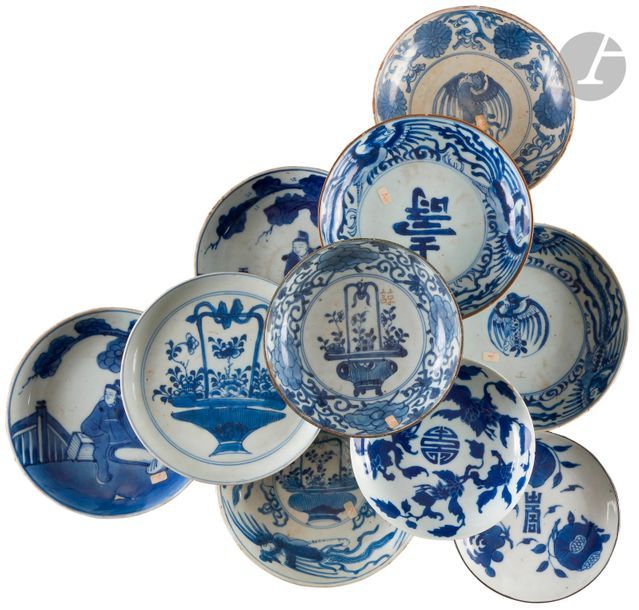 Chine
Dix coupes en porcelaine à décor en bleu sous couverte dit bleu de Hue de pêches, fleurs et feuillage, corbeilles fleuries, phœnix et Chinois allongés.
XIXe siècle. 
Quelques fêlures et éclats.
