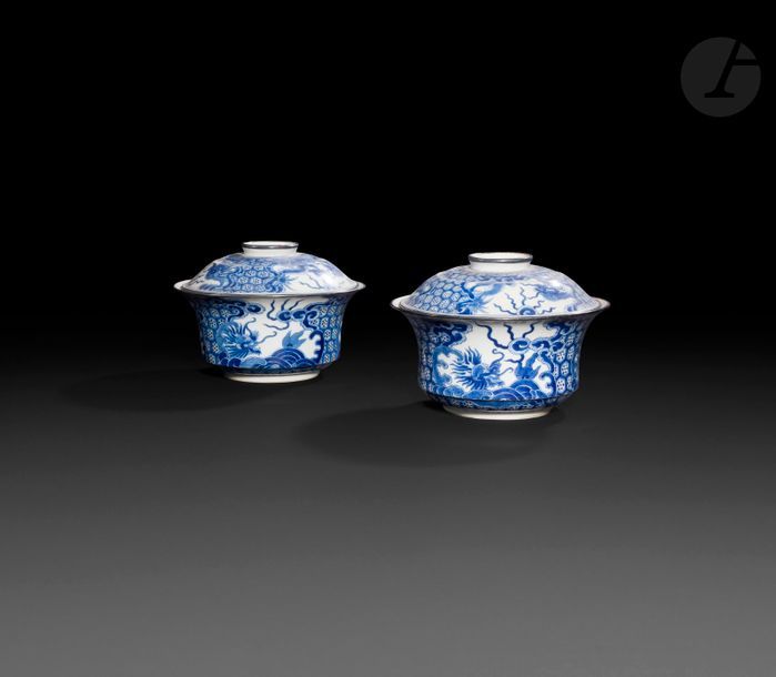 Chine
Paire de bols couverts en porcelaine à décor en bleu sous couverte dit bleu de Hue de dragons sur les flots et perles sacrées dans des réserves sur fond de treillage. 
XIXe siècle. 
Cerclage en métal.
H : 20 cm, L : 14 cm