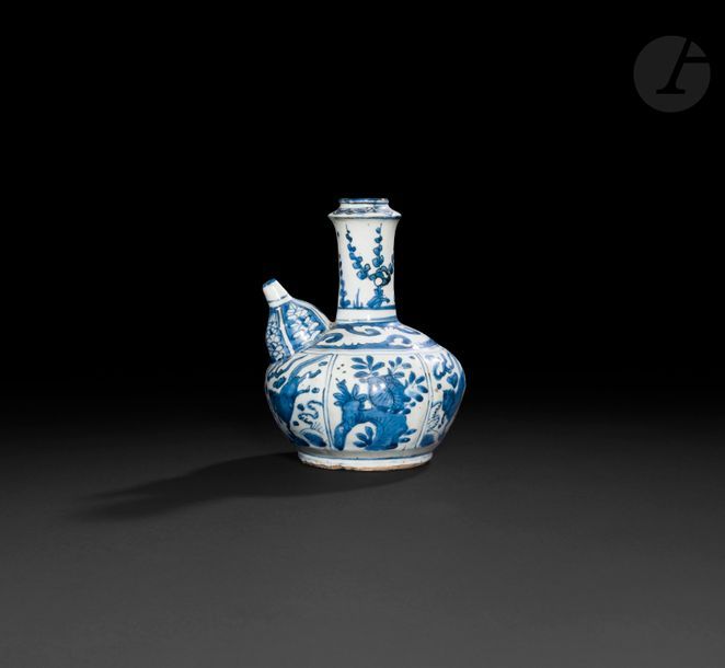 Chine
Kendi en porcelaine à décor en camaïeu bleu de chevaux et rochers percés fleuris dans des compartiments.
Période Wanli, XVIIe siècle. 
H : 20,5 cm