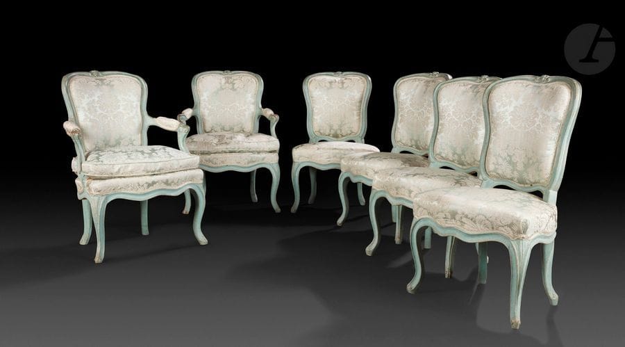 Suite de quatre chaises et deux fauteuils en bois mouluré et peint à dossier en cabriolet à décor de fleurettes.
Époque Louis XV.
H : 83,5 cm et 85 cm, L : 60 cm et 52 cm