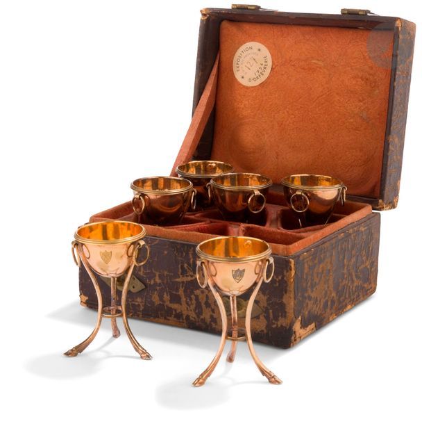 PARIS 1789 - 1792
Suite de six coquetiers en vermeil dans leur écrin d’origine à la forme. Le modèle repose sur trois pieds biche, terminés par trois anneaux mobiles dans le prolongement. Gravée d’un écusson monogrammé de lettres entrelacées.
Maître orfèvre : Roch-Louis Dany, reçu en 1779
Poids net : 360,3 g - Hauteur : 8,4 cm
Ecrin : longueur : 18 cm - Largeur : 15 cm - Hauteur : 11 cm

Exposition :
- Aix-en-Provence, 1954, numéro 127 (étiquette sur l’écrin).
