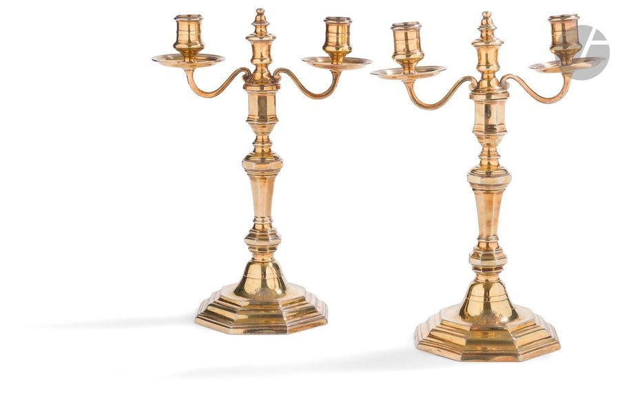 PARIS 1723 - 1724 pour les bougeoirs et 1724 - 1725 pour les bras de lumière
Paire de bougeoirs en argent de forme octogonale en dégradé en rappel sur le fût - dorée postérieurement - les bras à deux lumières terminés par une toupie centrale. Gravée d’armoiries d’alliance surmontées d’une couronne comtale sur la cuvette des bougeoirs et la base des bras de lumière.
Maître orfèvre pour les bougeoirs : Nicolas GREBEUDE, reçu en 1706 et pour les bras de lumière Gabriel Joseph MOILLET, reçu en 1706
Poinçonnée à la base des bras, au revers et à l’intérieur des bobèches
Poids : 1700,20 g - Hauteur : 29 cm