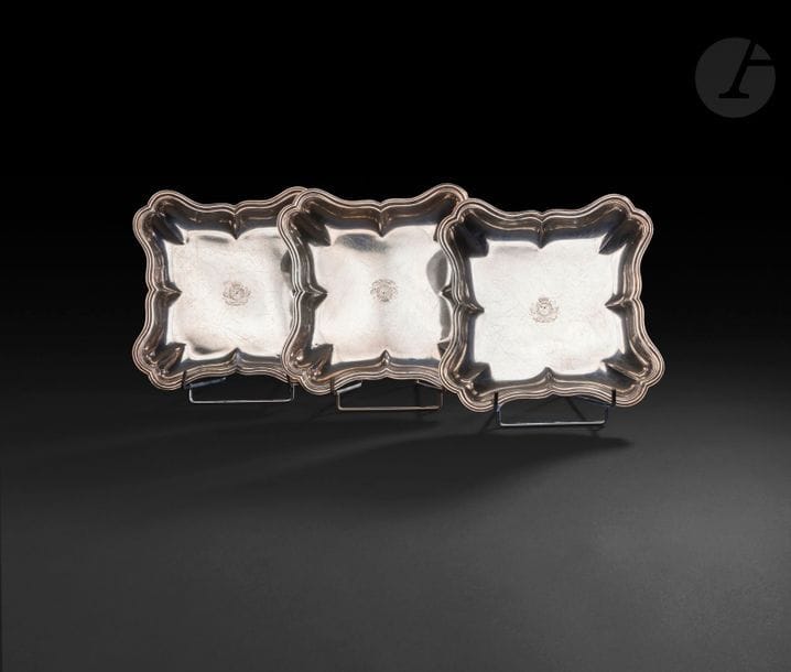 TREVOUX 1759 - 1771
Suite de quatre jattes carrées en argent à contours prononcés et côtes pincées bordées de filets et d’un jonc, gravées au centre d’armoiries comtales.
Maître orfèvre : Dominique CHANTEL, reçu en 1759
Poids : 3061,70 g - Dimensions : 25 cm x 25 cm