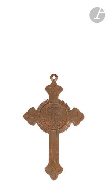 Croix pour prêtre en mémoire de la Guerre de 1853-1856.
Cette décoration instaurée le 26 août 1856 (Recueil Général des Lois N° 30877 et 30895) était attribuée à tous les prêtres orthodoxes sans distinction et avec un type unique ; ce droit a été étendu à tous les prêtres des autres confessions chrétiennes le 27 novembre 1856 (N° 31182).
Cette croix devait être portée sur un ruban de saint Vladimir autour du cou. Après le décès du récipiendaire, la croix était conservée dans la famille.
Bronze foncé.
9,7 x 5,6 cm

La chaîne en aluminium est rapportée.

????????? ????? ??? ??????????? ? ?????? ???????? ????? 1853–1856 ??.
???????? 26 ??????? 1856 ?. (????? ? 30877 ? ? 30895) ??? ????? ????????????? ??????????? ??? ????????, ?? ??????????? ?? ???????? ?????????? ; ????? ?? ????? ???????????????? ?? ???????????? ???????????? ??????????? 27 ?????? 1856 ?. (????? ? 31183)
????? ??????? ?? ???????????? ?????. ????? ?????? ????? ?????????? ? ?????????????, ? ???? ?? ???, ? ????????? ????????.
?????? ??????.
9,7 ? 5,6 ??
??????????? ???? ?????????.

A Cremean War priest’s cross

