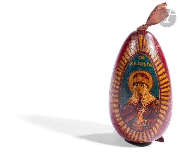 Œuf en bois peint et plâtre.
Peint d’une icône de sainte Olga et du côté opposé du symbole de la croix dite Constantinienne portant les lettres « ?? ?? / ?? ?? » (Jésus Christ Victoire) qui sert de cachet à imprimer les prosphores.
Hauteur : 14 cm ; Diamètre : 6,5 cm

?????????? ????.
?? ??????? ???? ???????? ????? ??. ????? ? ? ?????? ??????? ???????????????? ?????????? ????? ? ???????? « ?? ?? / ?? ?? » (????? ??????? ??????).
?????? : 14 ?? ; ??????? : 6,5 ??

A wooden and plaster lacquered egg with Saint Olga

