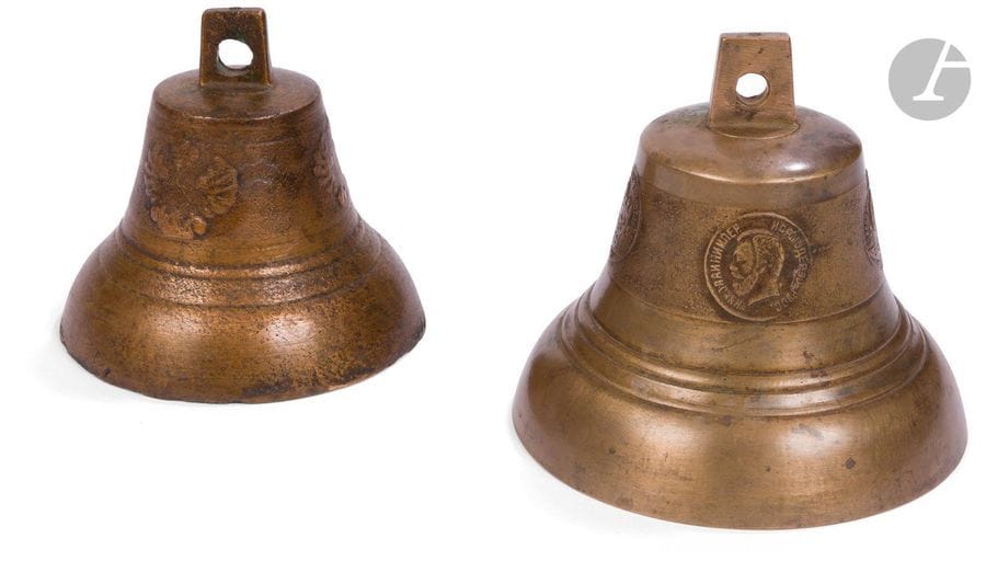 Deux clochettes d’arceau d’attelage.
1) Pourekh, gouvernement de Nijni-Novgorod.
Sur le corps médailles d’exposition de 1896. À l’intérieur une inscription « N°0 Usine de A. M. Trochine sur commande spéciale avec de l’argent ».
Hauteur : 10,5 cm : Diamètre à la pince : 12,5 cm
2) Pourekh, gouvernement de Nijni-Novgorod [probablement].
Le corps avec trois aigles.
Hauteur : 9,5 cm ; Diamètre à la pince : 10,5 cm

??? ?????? ????????? ????????????
1) ?. ????? ????????????? ????????
?? ?????? ??? ?????? : ????????????? ???????????? ? ?????????????? ???????? ? ?????? ????????? 1896 ? ?  ??????? ??????? II
?????? ??????? : ? 0 ???. ?. ?. ??????? ?? ??????? ?????? ? ????????
?????? : 10,5 ?? ; ??????? : 12,5 ??
2) ?. ????? ????????????? ???????? [????????]
? ????? ?????? ?? ??????.
?????? : 9,5 ?? ; ??????? : 10,5 ??

2 Pourekh bronze bells

