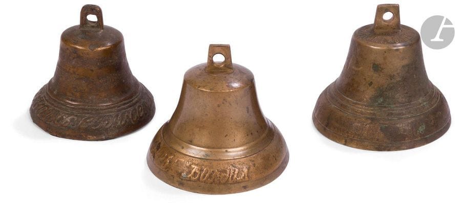 Trois clochettes d’arceau d’attelage.
1) Valdaï, gouvernement de Novgorod.
Porte sur la panse l’inscription « Achète, ne sois pas avare voyage joyeusement Valdaï », 1820-1850.
Hauteur : 10 cm ;Diamètre à la pince : 11,5 cm
2) Pourekh, gouvernement de Nijni-Novgorod.
Inscription sur la panse « Don de Valdaï » et le cerveau « Usine E. Klouikov à Pourekh g. Nijn. » 1879-1916.
Hauteur : 11,5 cm ; Diamètre à la pince : 13 cm
3) Pourekh, gouvernement de Nijni-Novgorod [probablement].
Marquée sur la panse « Don de Valdaï » et à l’intérieur « comporte de l’argent ».
Hauteur : 10 cm ; Diamètre à la pince : 12 cm

??? ?????? ????????? ????????????
1) ?. ?????? ????????????  ????????
?? ???? ??????? : «???? ????????? ???? ???????? ??????» ? 20-? ??. ?1? ?.
?????? : 10 ?? ; ??????? : 11,5 ??
2) ?. ????? ????????????? ????????
?? ???? ??????? : «??? ?????? » ? ?? ????????? « ??? ?. ???????? ? ?????? ??? ? », 1879 - 1916 ??.,
?????? : 9,5 ?? ; ??????? : 10,5 ??
3) ?. ????? ????????????? ???????? [????????]
?? ???? ??????? : «??? ??????» ? ?????? ?????? «? ????????»
?????? : 10 ?? ; ??????? : 12 ??

3 Valdai and Pourekh bronze bells

