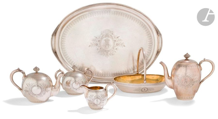 Pavel Akimovitch OVTCHINNIKOV
(1830-1888) [firme de]
Service en argent composé d’un plateau, d’une corbeille à biscuits, d’une cafetière, d’une théière, d’un sucrier et d’un pot à crème ; toutes les pièces gravées d’un monogramme formé des lettres « WGA » entrelacées dans un cartouche ceinturé par un tour de feuilles de lauriers d’où partent des fleurs.
1) Grand plateau ovale à deux poignées.
Le bord intérieur souligné d’une frise.
57,2 x 41 cm
2) Corbeille à biscuit à anse mobile.
Hauteur (sans l’anse) : 6 cm ; 26 x 21 cm
3) Cafetière.
Hauteur : 18 cm ; Diamètre à la panse : 11 cm
4) Théière.
Hauteur : 13,8 cm ; Diamètre à la panse : 11,5 cm
5) Sucrier.
Hauteur : 12 cm ; Diamètre à la panse : 11,5 cm
6) Pot à crème.
Hauteur : 9 cm ; Diamètre à la panse : 7,8 cm
Les bords supérieurs et inférieurs de toutes les pièces sont soulignés d’une frise simplifiée par rapport à celle du plateau, sauf la cafetière qui porte la même frise que le plateau.
Poinçons sur chaque pièce : 84, Moscou, 1893, essayeur « ?•? » (Lev Friedrichovitch (Fedorovitch) Oleks) et orfèvre « ?. ??????????? » avec l’aigle de fournisseur à la Cour (firme fondée par Pavel Akimovitch Ovtchinnikov).
Poids total : 4439,3 g

????? ????? ???????????. 1893 ?.
?????????? ?????? ??????, ????????? ?? ????? ????????? : ???????? ???????, ?????????, ?????????, ???????, ????????? ? ??????????. ??? ???????? ????? ????????????? ?????????? « WGA» ? ????? ???????? ???????, ?? ???????? ??????? ?????.
1) ??????? ???????? ?????? ? ????? ???????. ?? ???? ???????????? ????? ?? ????????????? ???????.
57,2 ? 41 ??
2) ????????? ?? ???????? ??????.
?????? (??? ?????) : 6 ?? ; 26 ?21 ??
3) ????????.
?????? : 18 ?? ; ??????? : 11 ??
4) ?????? ????????.
?????? : 13,8 ?? ; ??????? : 11,5 ??
5) ????????? ? ???????.
?????? : 12 ?? ; ??????? : 11,5 ??
6) ????????? (????????).
?????? : 12 ?? ; ??????? : 11,5 ??
??????? ? ?????? ???? ??