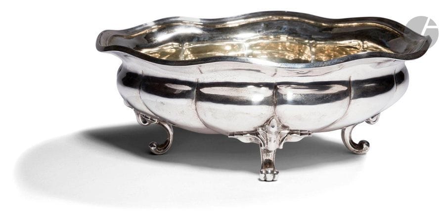 Coupe en argent.
Poinçons : 84, Saint-Pétersbourg 1848, essayeur « ?•? » (Dmitry Ilitch Tverskoï) et orfèvre « IN » (Ioseph Nordberg).
Hauteur : 8 cm ; Diamètre 20,5 cm ; Poids : 516 g

?????????? ?????????.
??????? ? ??????. ?? ??????? ??????.
?????? : 84, ?????-????????? 1848, ????????? ?????? «?•?» (??????? ????? ????????) ? ?????? «IN» (????? ????????)
?????? : 8 ?? ; ??????? 20,5 ?? ; ??? : 516 ?

A silver cup by Joseph Nordberg, St. Petersburg, 1848

