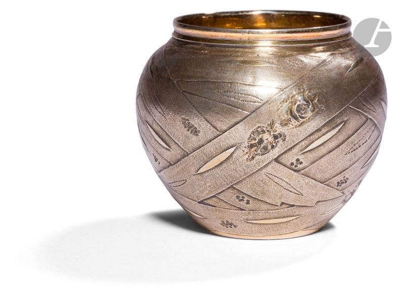 Pavel Akimovitch Ovtchinnikov (1830-1888)
Petit pot en argent et vermeil à décor d’écorce de bouleau en trompe-l’œil.
Poinçons : 84, Moscou, 1866, essayeur « ?•? » (Alexandre Alexeevitch Smirnov) et orfèvre « ?.? » (Pavel Akimovitch Ovtchinnikov).
Hauteur : 6 cm ; Poids : 65,5 g

????? ???????? ?????????? (1830 - 1888)
?????????? ???????????? ????????. ????? ??????? - ???????? ????.
?????? : 84, ??????, 1866, ????????? ?????? «?•?» (????????? ?????????? ???????) ? ?????? «?.?» (????? ???????? ?????????? (??? ?????)).
?????? : 6 ?? ; ??? : 65,5 ?

A trompe l’œil silver pot by Pavel Ovchinnikov, Moscow, 1866

