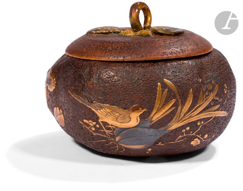 JAPON - Époque MEIJI (1868 - 1912)
Boîte en écorce d’orange séchée à décor en hira makie de laque or, brun et kirigane de branches fleuries. 
H. 6,9 cm