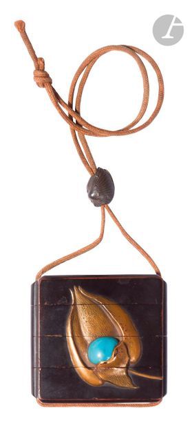 JAPON - Époque MEIJI (1868 - 1912)
Deux inro :
- à cinq cases en laque or à décor laque or et kirigane en hira maki-e de branches fleuries dans leur feuillage. Intérieur en laque nashiji. H. 8,5 cm
- à trois cases en laque noir à décor en taka maki-e en laque or et kirigane de cabochon de corail rouge et verre bleu d’une fleur. (Égrenures entre les casiers). H. 5,5 cm ; ojime en métal en forme de coquillage.