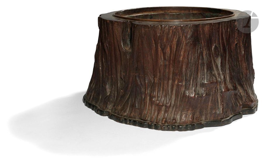 JAPON - Époque MEIJI (1868 - 1912)
Hibachi en bois sculpté formant tronc.
H. 27,6 cm ; diam. 48 cm