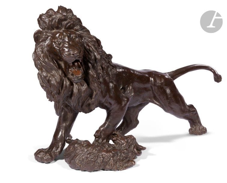 JAPON - Époque MEIJI (1868 - 1912)
Important groupe en bronze à patine brune, lion rugissant les deux pattes avant sur un bouc, s’apprêtant à dévorer sa proie. 
H. 58,6 cm ; L. 84 cm